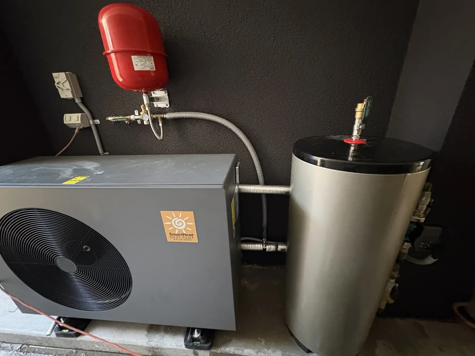 Hydronic heating heat pump connected with a buffer tank