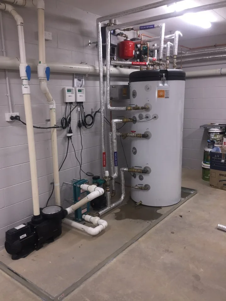 Solar heating plant system with storage and connected equipment