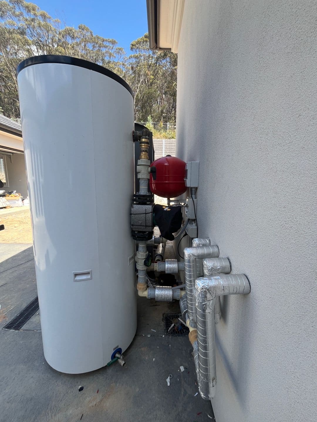 50kW R290 commercial heat pump connected to a thermal storage tank at a South Bowenfels property.